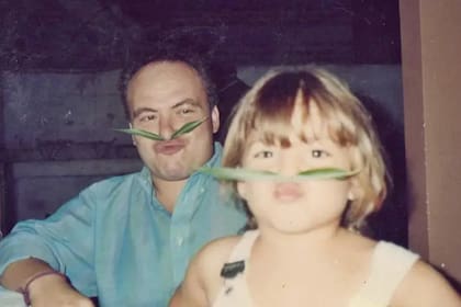 Julia de pequeña, junto Adrián. Ella lo recuerda como una persona "muy sensible", que lograba expresarse a través de su pasión por los libros.