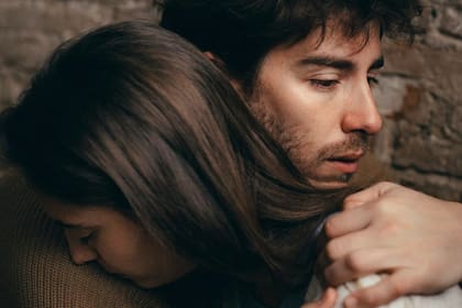 Julia Ferré y Vico D'Alessandro, en Sería una pena que se marchitaran las plantas, escrita y dirigida por Ivor Martinić