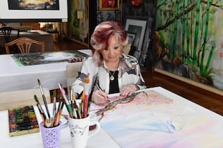 Comenzó a vivir a los 54 años, pinta grandes murales y hoy, a los 80, es personalidad destacada