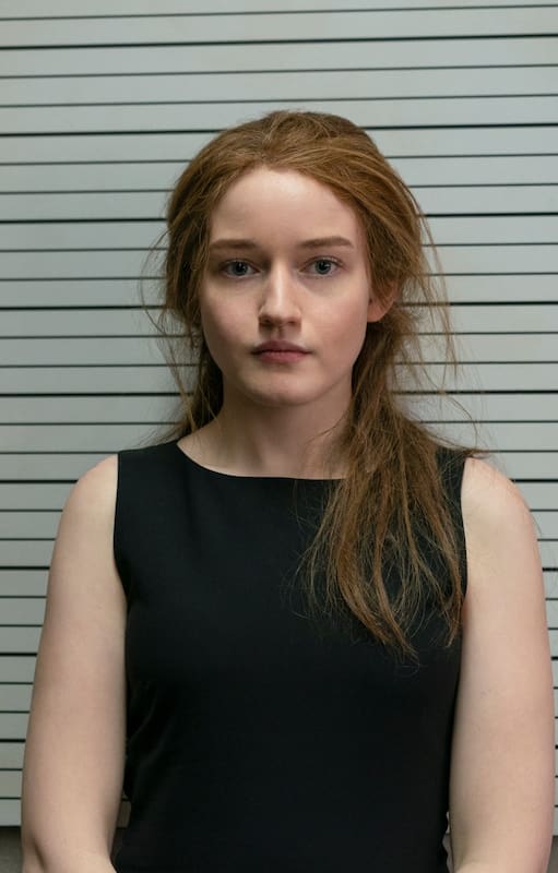 Julia Garner como Anna Delvey en Inventando a Anna
