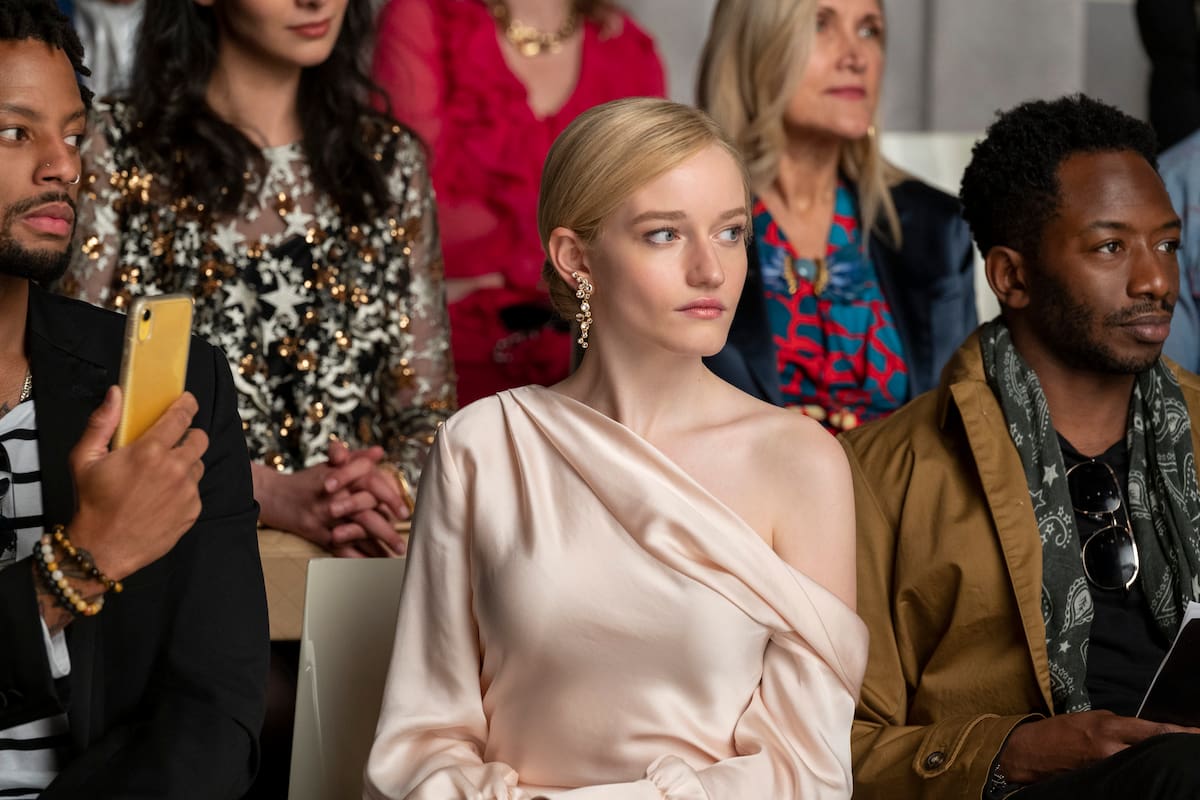 Julia Garner en Inventando a Anna (Netflix)