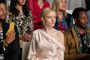 Julia Garner en Inventando a Anna (Netflix)