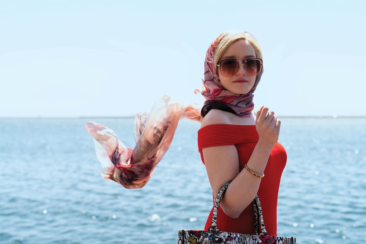 Julia Garner encarna a Anna Delvey en la serie que se estrena este mes en Netflix.