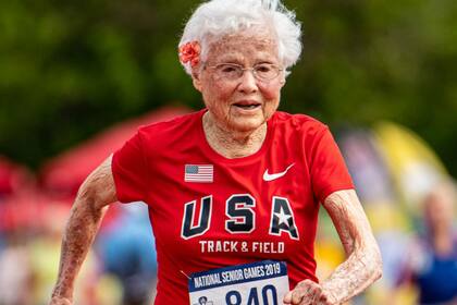 Julia Hwkins empezó a correr a...los 100 años