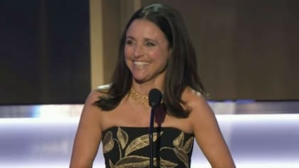 Julia Louis-Dreyfus ganó su premio como mejor actriz cómica por Veep y disparó contra Donald Trump
