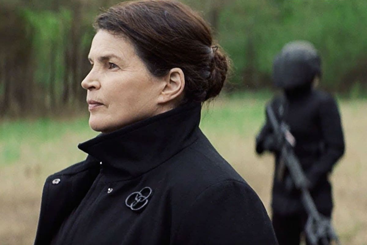 Julia Ormond interpreta a Elisabeth, una líder de formación militar