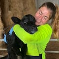 La santafesina que pasó de atender un kiosco a ordeñar 700 vacas en Australia