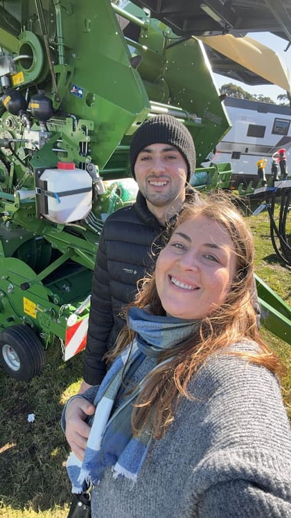 Julia Porporato y Javier Pedrotti en el tambo donde trabajan