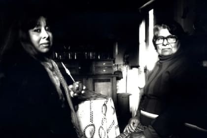 Julia Ramona y su madre María Ferreyra en 1993; María falleció en el año 2001 y tanto Julia como Nazareno siguen viviendo en la casa