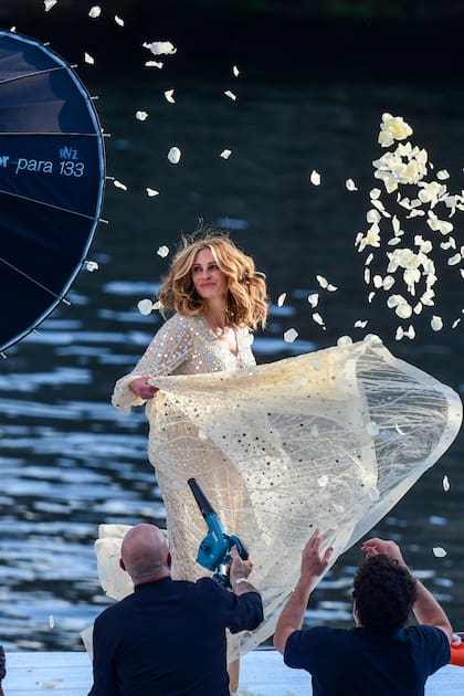 Julia Roberts en el set de un comercial de Lancôme en la barcaza "Cachemire" en el río Sena en París