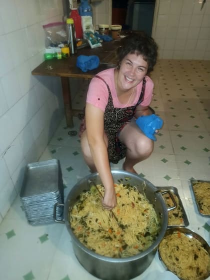 Trabajando en la cocina del Hogar y centro de formación "Kala-Kala".