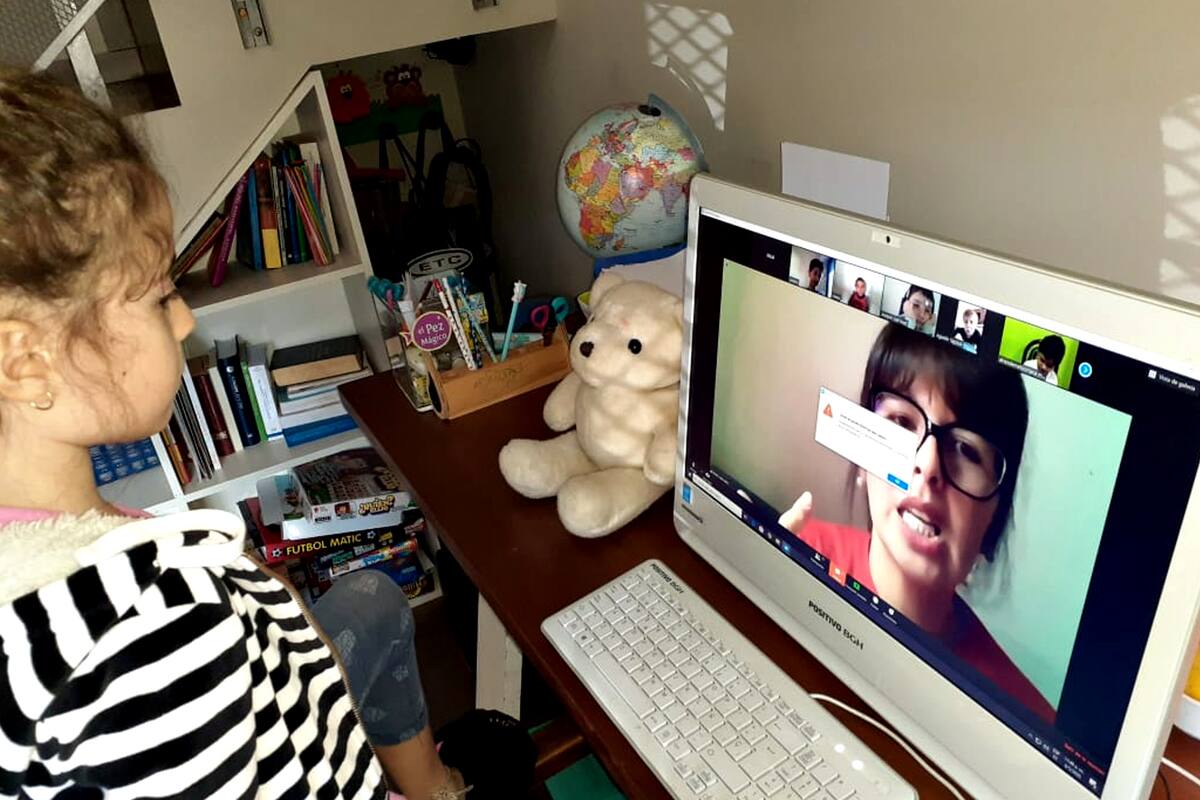Julia tiene seis años y recibe de su madre María Vivanco para hacer la tarea, una de las consecuencias que deja la cuarentena por el nuevo coronavirus