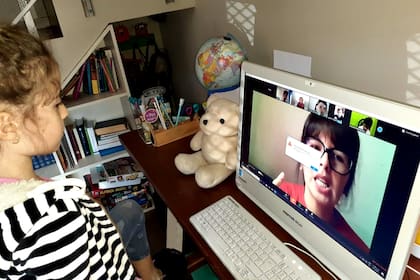 Julia tiene seis años y recibe de su madre María Vivanco para hacer la tarea, una de las consecuencias que deja la cuarentena por el nuevo coronavirus