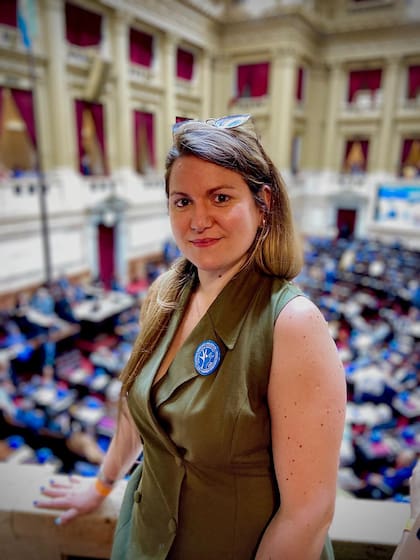 Julia Valmarrosa en el Congreso durante la votación de la ley 27.710. La exdirectiva de la Confederación Argentina de Sordos destaca que esta norma ayudará a promover la inclusión de la comunidad sorda en distintos ámbitos