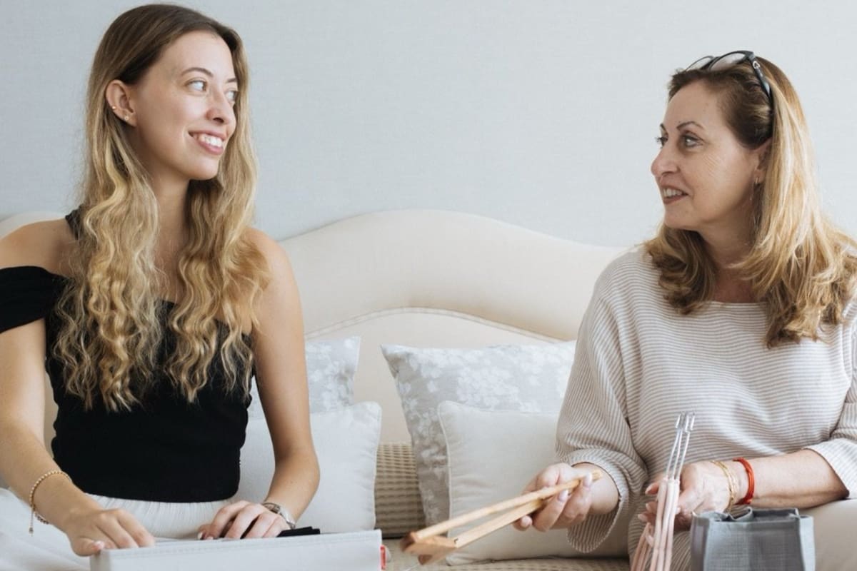 Julia y Natalia, expertas en limpieza: "Para eliminar la grasa de los tuppers ponemos un papel de cocina con vinagre"