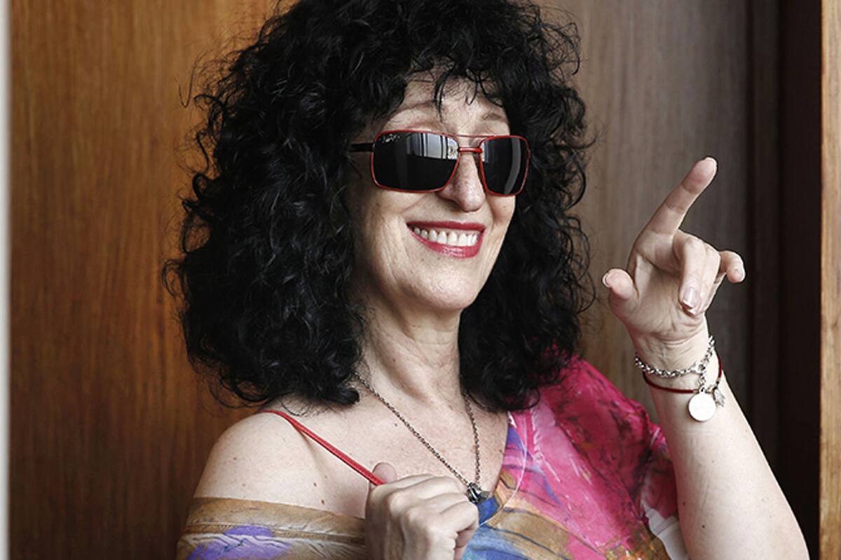 Julia Zenko volvió al teatro para protagonizar Hermanos de sangre, un folletín musical en el que encarna a una mujer que debe entregar a uno de sus hijos mellizos