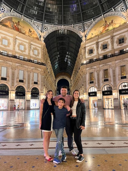 Julia Zoppi junto a sus hermanos, Ana y Ramón y su padre José Luis