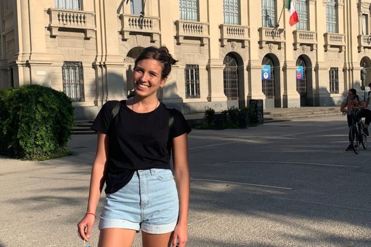 Julia Zoppi recién llegada a Milán. Detrás la Universidad de Politecnico di Milano