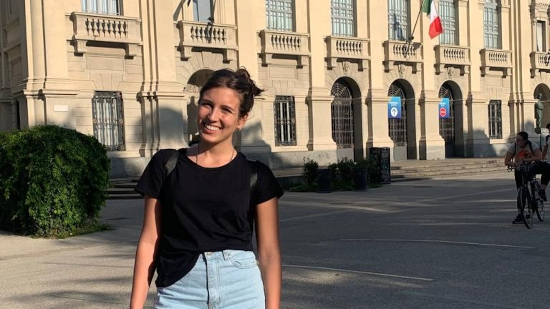 Julia Zoppi recién llegada a Milán. Detrás la Universidad de Politecnico di Milano