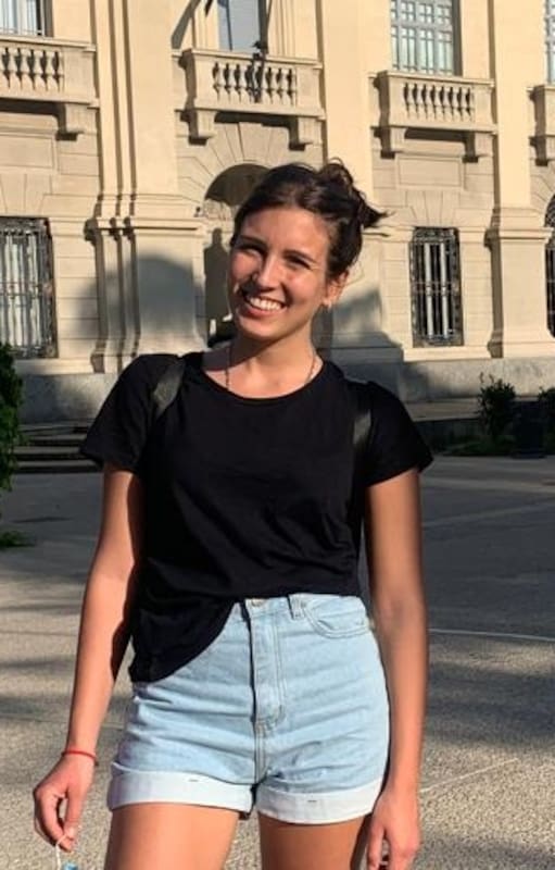 Julia Zoppi recién llegada a Milán. Detrás la Universidad de Politecnico di Milano