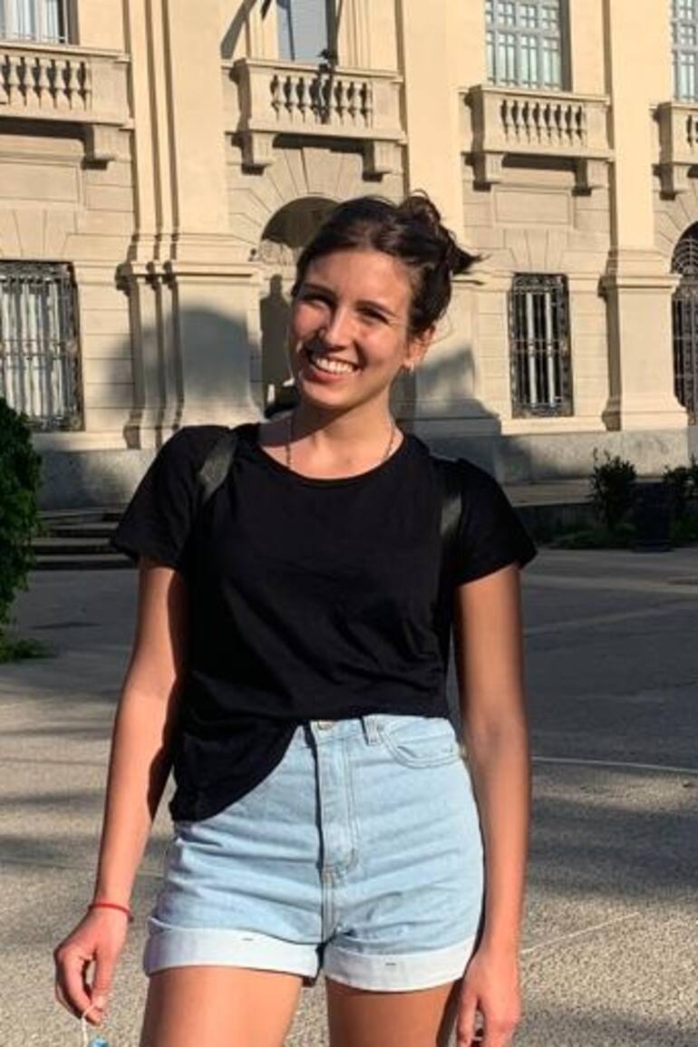 Julia Zoppi recién llegada a Milán. Detrás la Universidad de Politecnico di Milano