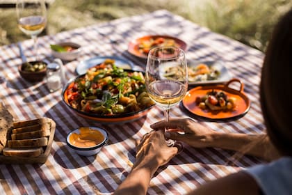 Julia Zuccardi rompió las estructuras cuando ideó en 2012 el espacio gourmet Pan y Oliva en la bodega que lleva su nombre, sin apelar al menú de pasos, ni al maridaje.