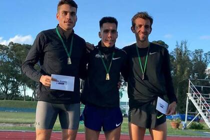 El podio de los 10.000 metros del Campeonato Nacional: Bernardo Maldonado (plata), Julián Molina (oro) y Luis Molina (bronce)