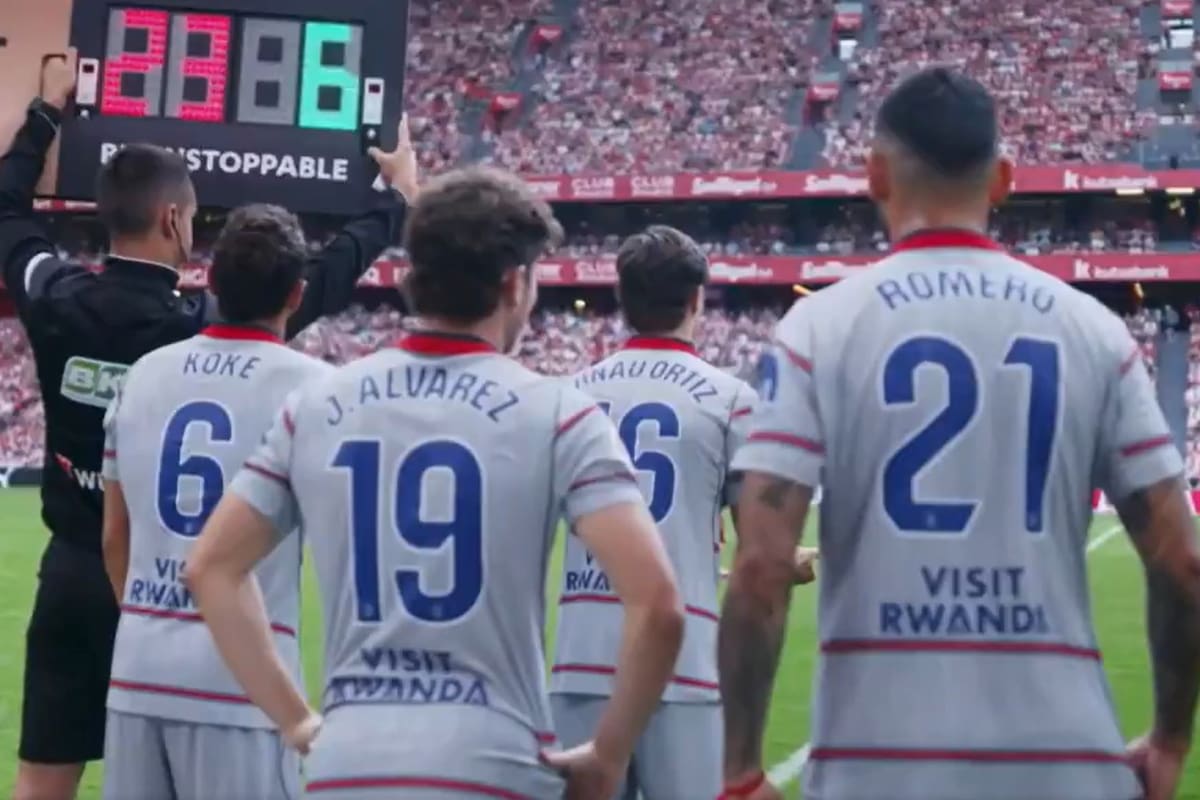 Julián Alvarez (19) y Cuti Romero (21), listos para ingresar en Atlético de Madrid, que finalmente cayó en Bilbao por 3-0, pese a un cuádruple cambio en el segundo tiempo