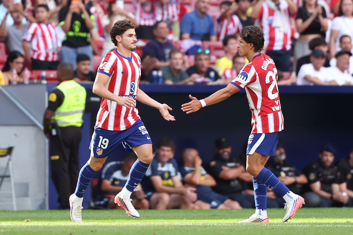 Julián Alvarez, al ingresar, saluda este domingo a Giuliano Simeone, en el partido de Atlético de Madrid y Villarreal