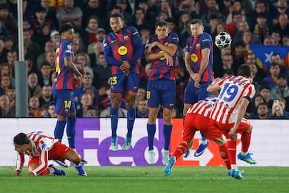 Julián Alvarez anota un gol de tiro libre para el Atlético de Madrid en la victoria 2-0 ante Barcelona en los cuartos de final de la Champions League, en abril de este año