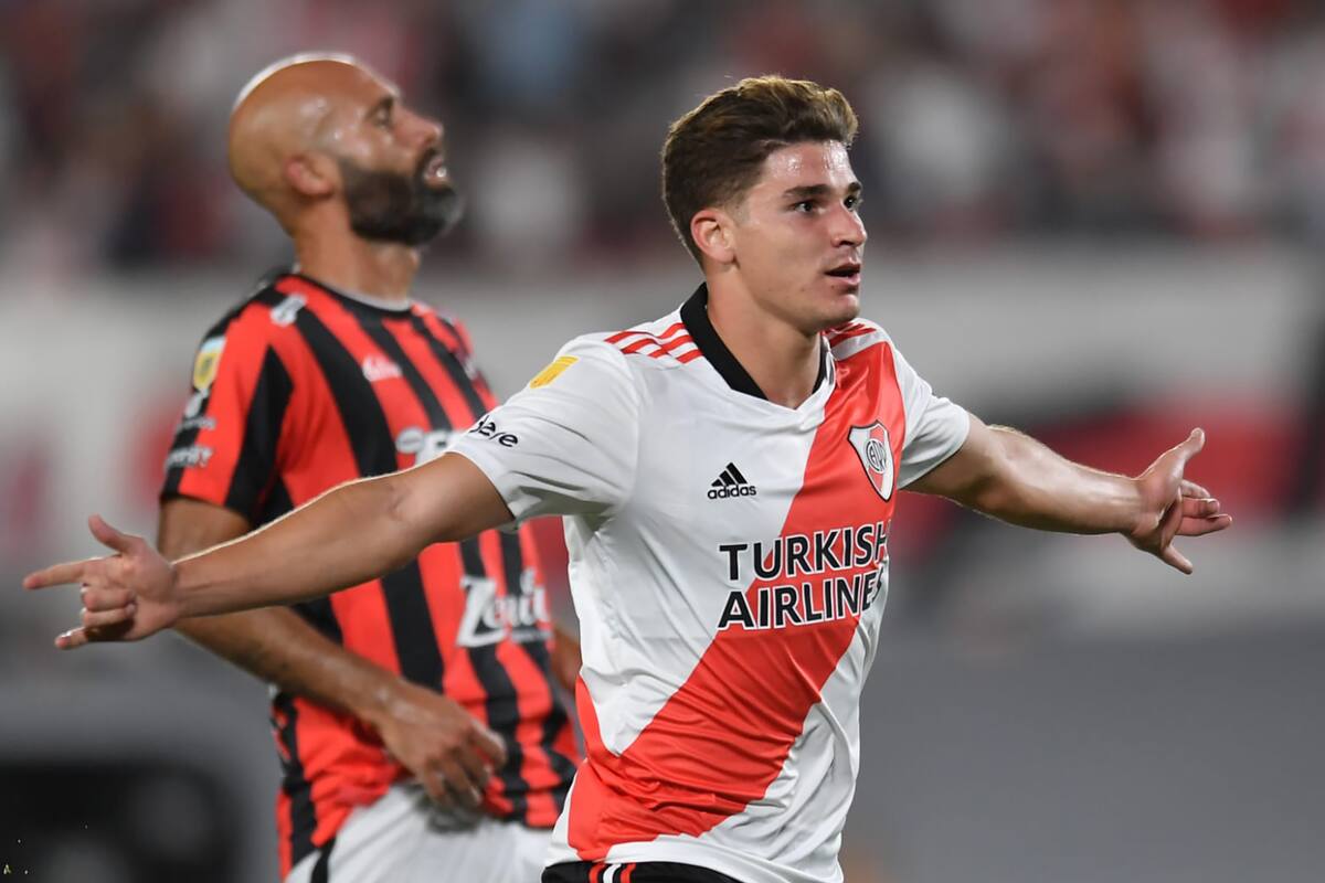 Julián Alvarez anotó tres goles para River ante Patronato, en el Monumental, en la victoria por 4-1