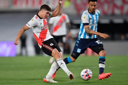 Julián Álvarez ante Nery Domínguez, en la obtención del Torneo 201 por parte de River; el equipo millonario disputará la Copa Libertadores, mientras Racing aspira –cada vez menos– a la Sudamericana.