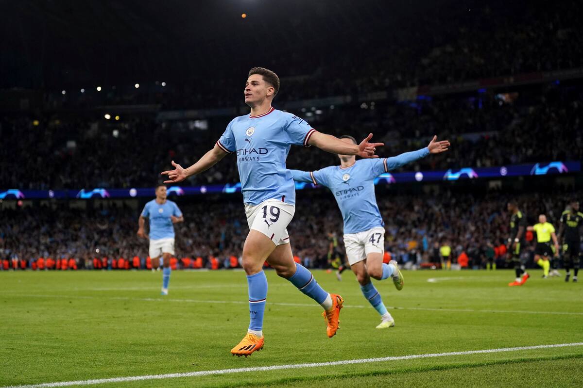 Julián Álvarez celebra el cuarto gol de Manchester City; el Etihad Stadium fue una fiesta con la paliza a Real Madrid