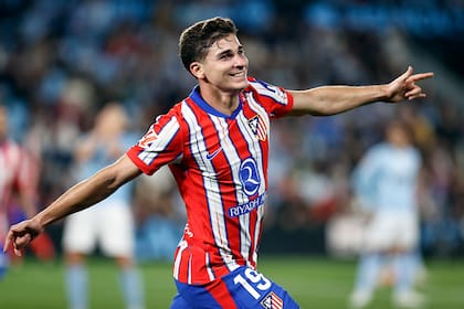 Julián Álvarez celebra el gol que le dio el triunfo a Atlético de Madrid como visitante en la cancha de Celta de Vigo, por 1-0