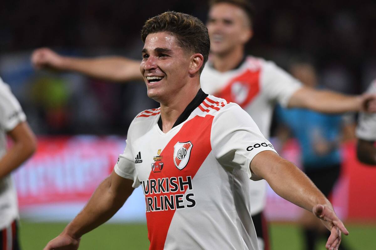 Julián Álvarez celebra otra noche consagratoria en River