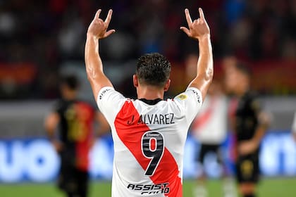 Julián Álvarez celebra tras anotar el primer gol de su equipo durante el Trofeo de Campeones 2021 entre River Plate y Colón