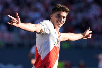 Julián Álvarez celebra tras anotar el segundo gol de River Plate en la victoria 2-0 ante Boca Juniors, el domingo 3 de octubre de 2021. (AP Foto/Natacha Pisarenko)