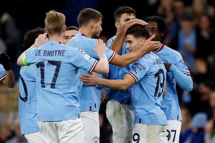 Julián Álvarez compartió una romántica foto con su novia Emilia Ferrero y un compañero del City elogió su look