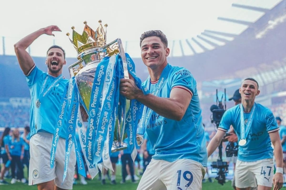 Julián Álvarez con el trofeo de la Premier League 2022-23; convirtió nueve goles y dio una asistencia en 31 partidos