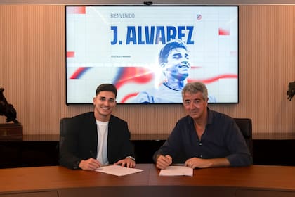 Julián Alvarez, con Gil Marín, cuando firmó el contrato con Atlético de Madrid