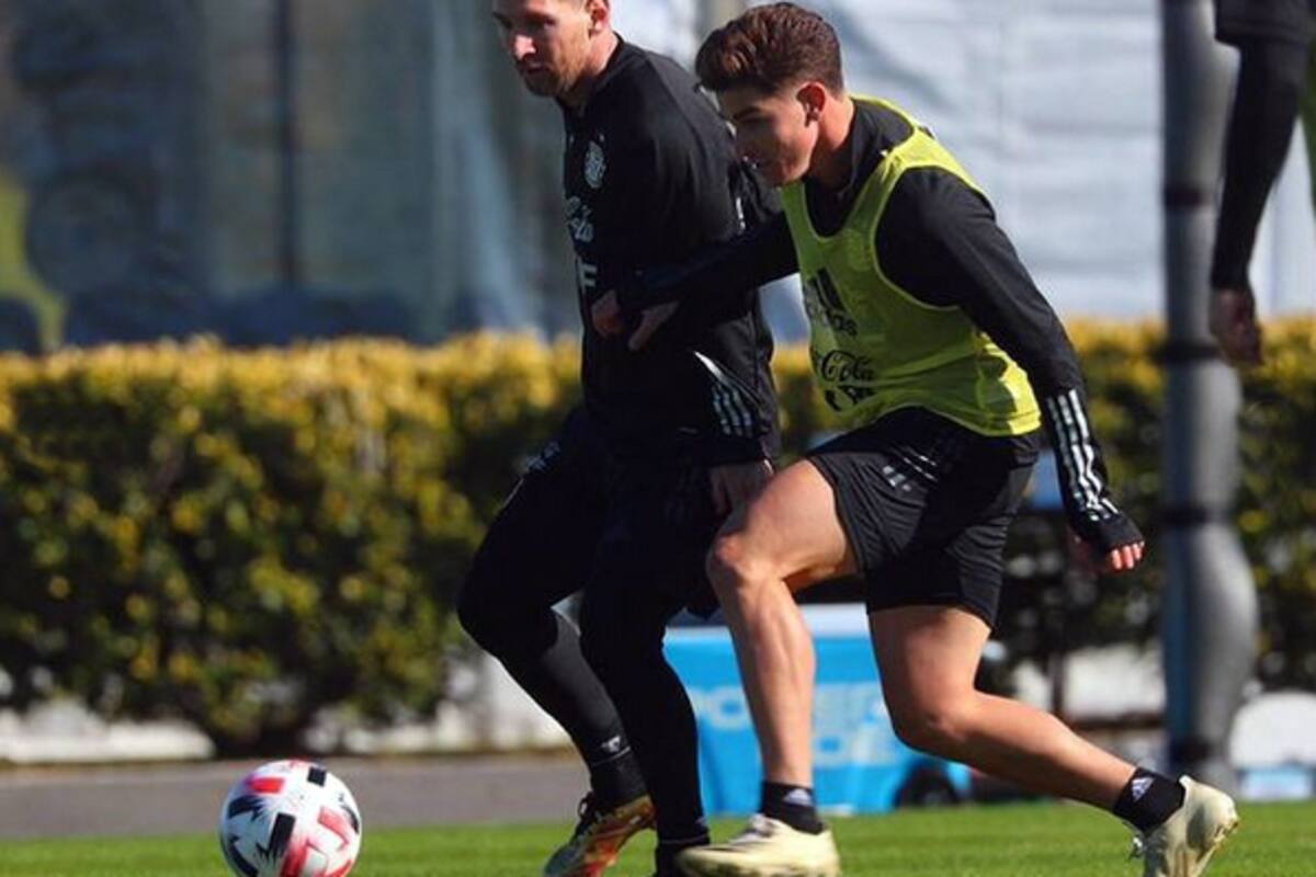Julián Álvarez con Messi, en un entrenamiento de la selección.