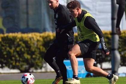 Julián Álvarez con Messi, en un entrenamiento de la selección.
