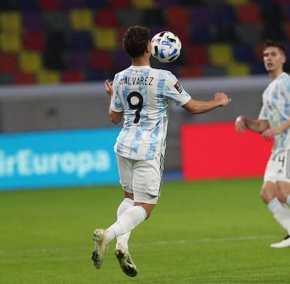 Julián Álvarez controla la pelota con el pecho, en su debut en la selección mayor, el jueves ante Chile.