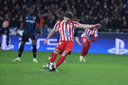 Julián Álvarez convierte de penal el 1-0 del Atlético de Madrid