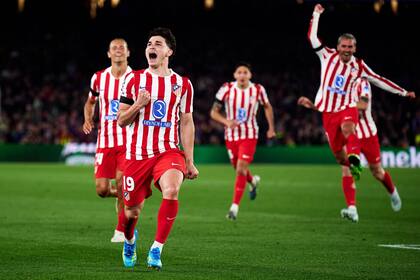 Julián Álvarez convirtió un golazo de tiro libre ante Barcelona en la ida de los cuartos de final