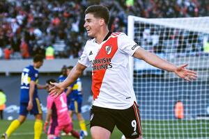 Julián Álvarez de River Plate celebra tras anotar el segundo gol de su equipo durante un partido entre River Plate y Boca Juniors como parte del Torneo Liga Profesional 2021 en el Estadio Monumental Antonio Vespucio Liberti el 3 de octubre de 2021 en Buenos Aires, Argentina.