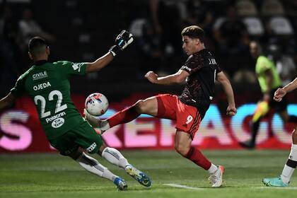 Julián Álvarez define; el goleador del campeonato abrió la cuenta en Vicente López