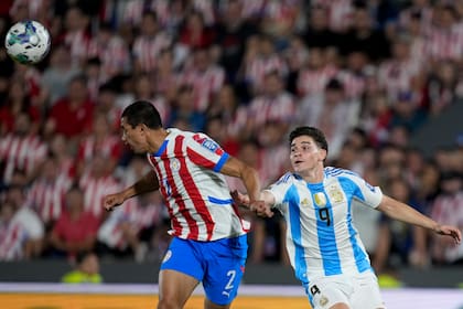 Julián Álvarez disputa la pelota con Gustavo Velázquez