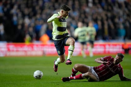 Julián Álvarez disputa la pelota con Olly Thomas; el delantero participó en el segundo gol del 3-0 del City sobre Bristol, que clasificó para los cuartos de final de la Copa FA al club de Manchester.