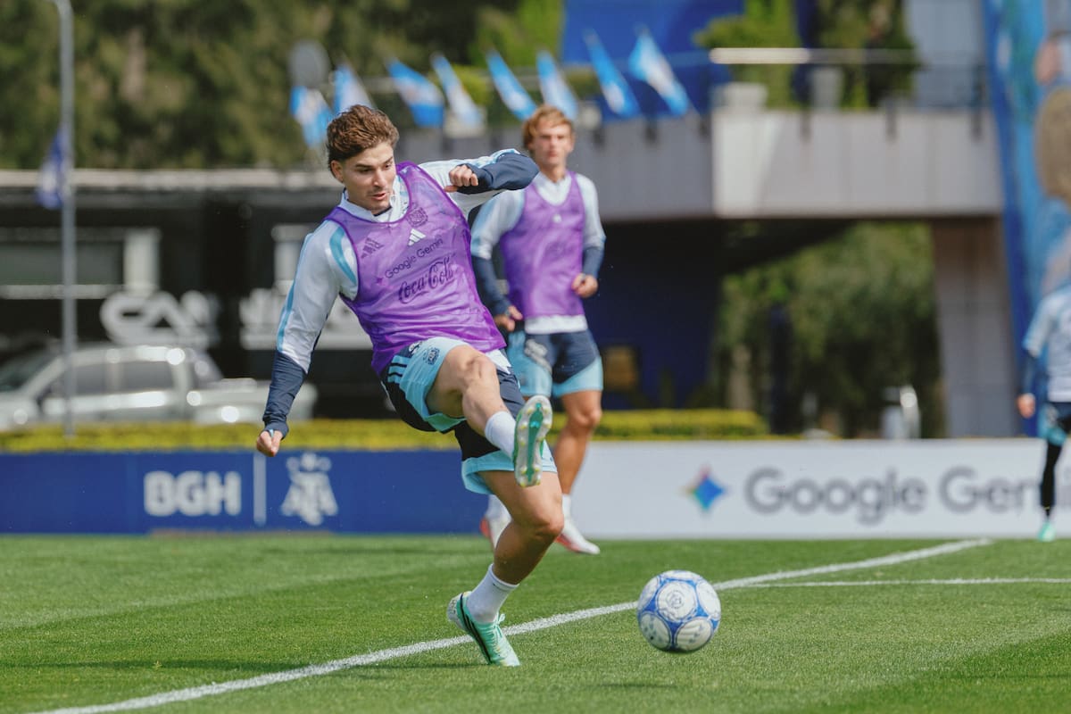 Julián Alvarez durante el entrenamiento de la selección argentina en Ezeiza, con miras a los amistosos que tendrá el subcampeón mundial